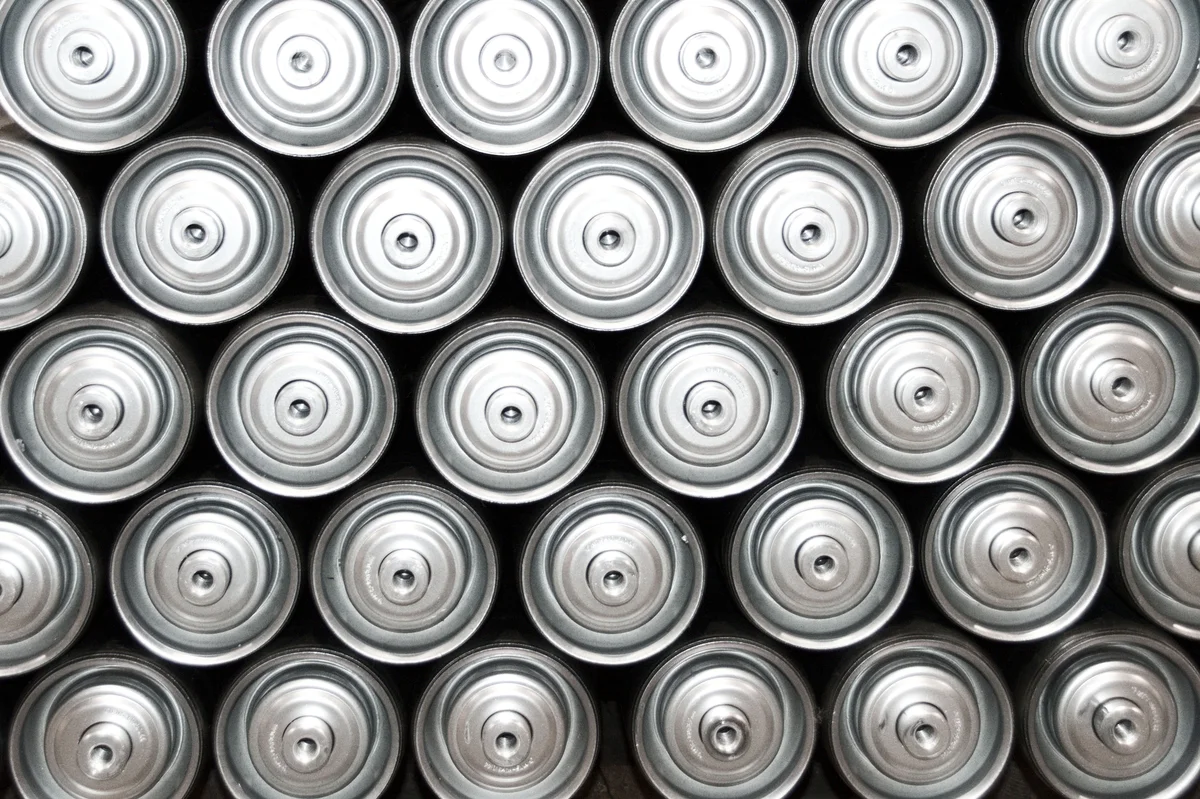 Roller conveyor industri di pabrik manufaktur menunjukkan rol baja penyangga belt pada sistem transportasi material otomatis