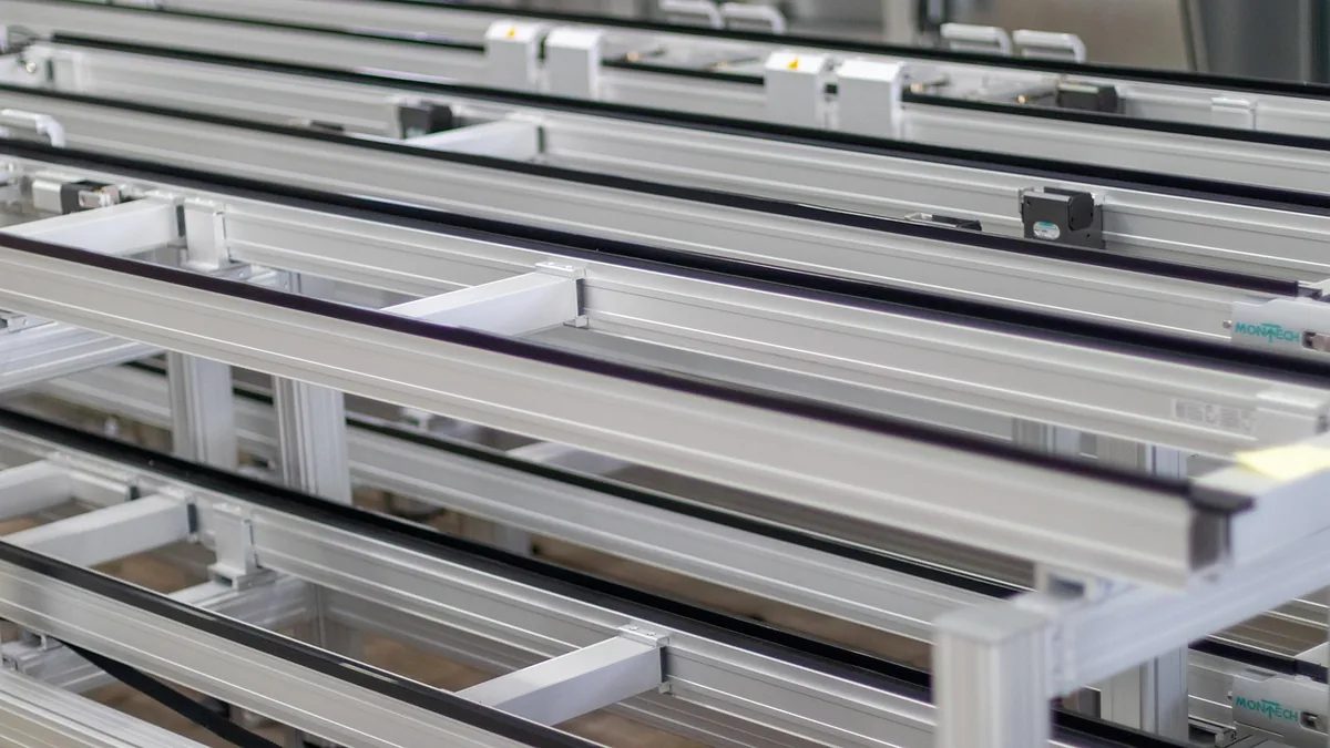 Gravity roller conveyor di area produksi dan gudang industri