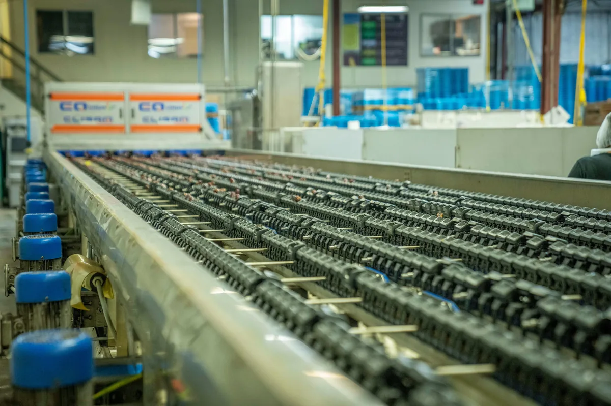 Roller conveyor industri untuk beban berat di area produksi