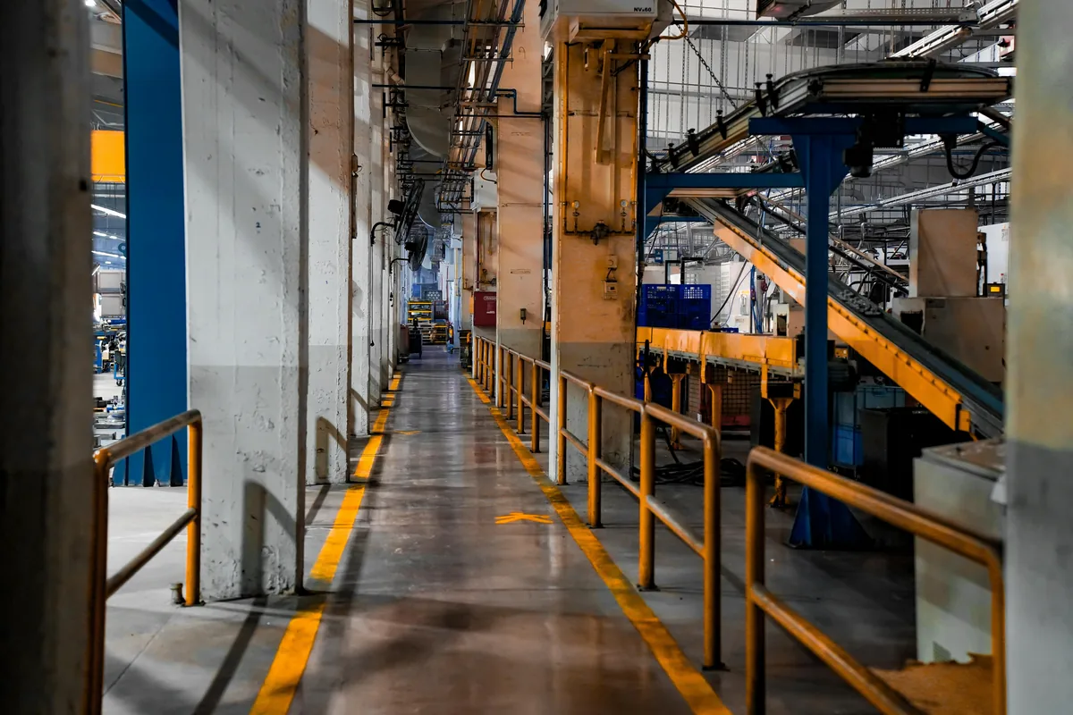 Spiral roller conveyor pada sistem conveyor industri untuk mengurangi carryback material