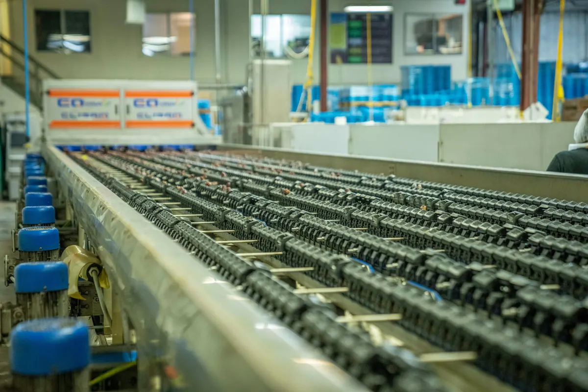 Troughing idler dan flat idler pada sistem roller conveyor industri