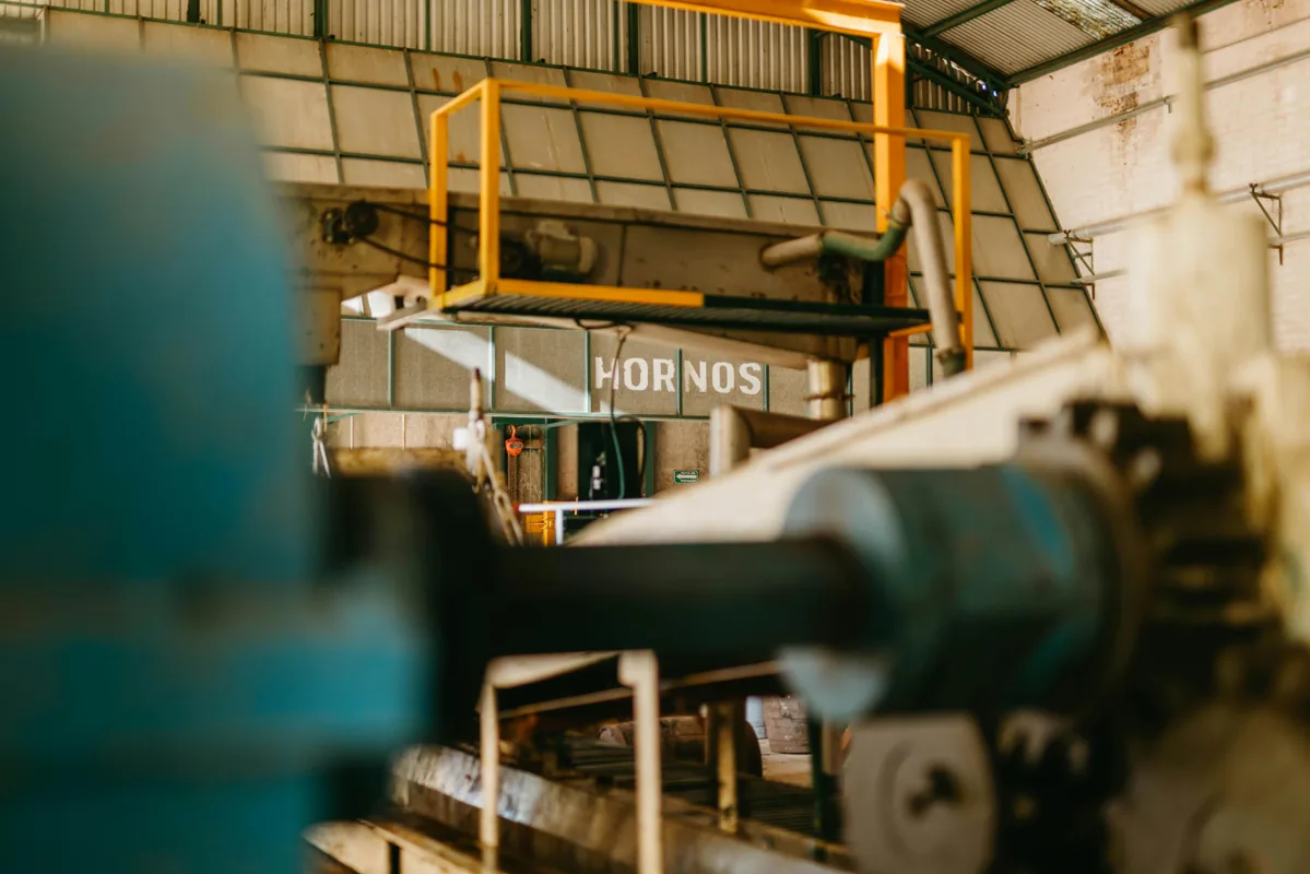 Sistem conveyor industri dengan roller dan peralatan produksi untuk ilustrasi return roller dan guide roller